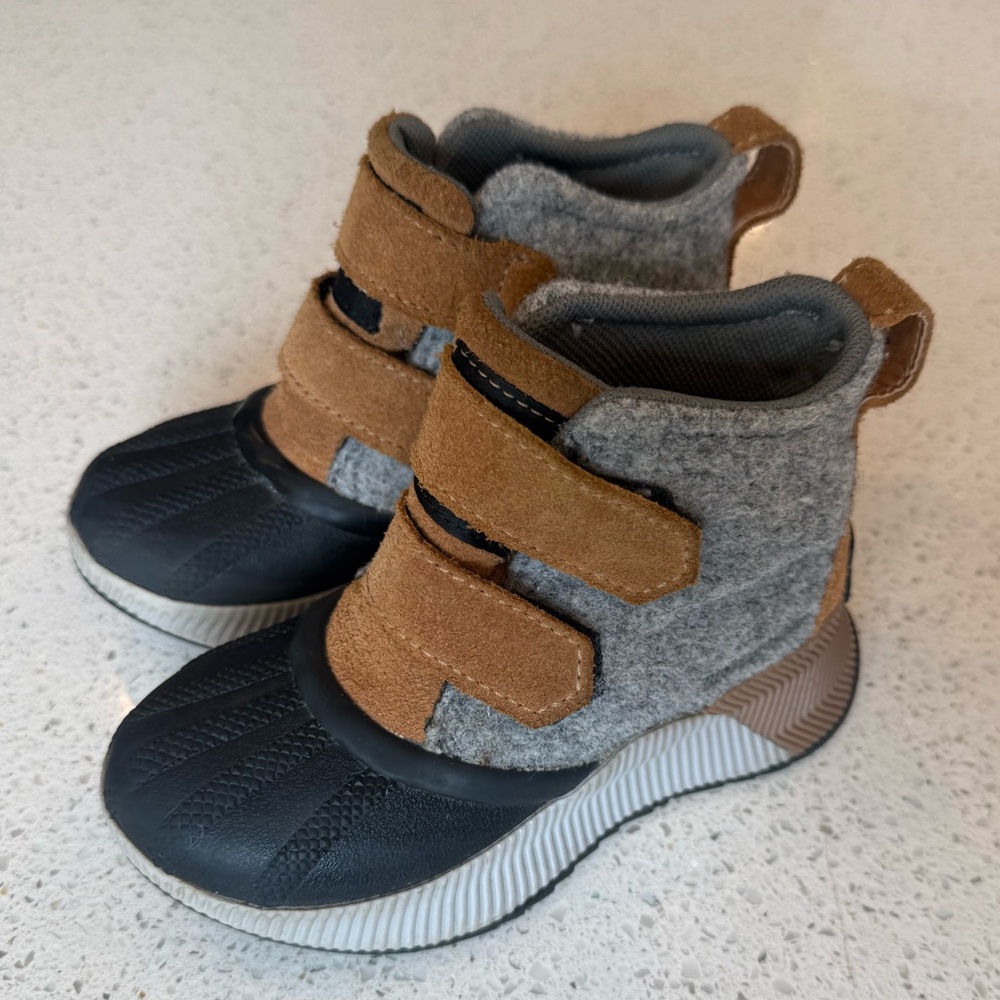 Sorel out n about boots toddler size 10.